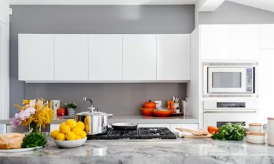 Kitchen Fitter DIY vs Pro UK guide